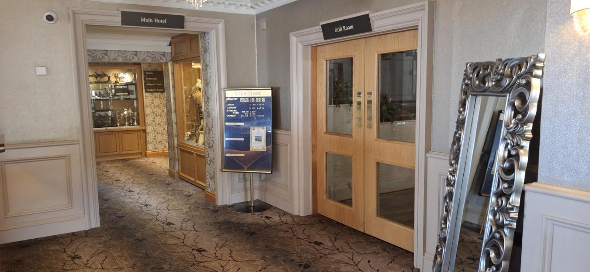 Royal Court Hotel พอร์ตรัช ภายนอก รูปภาพ
